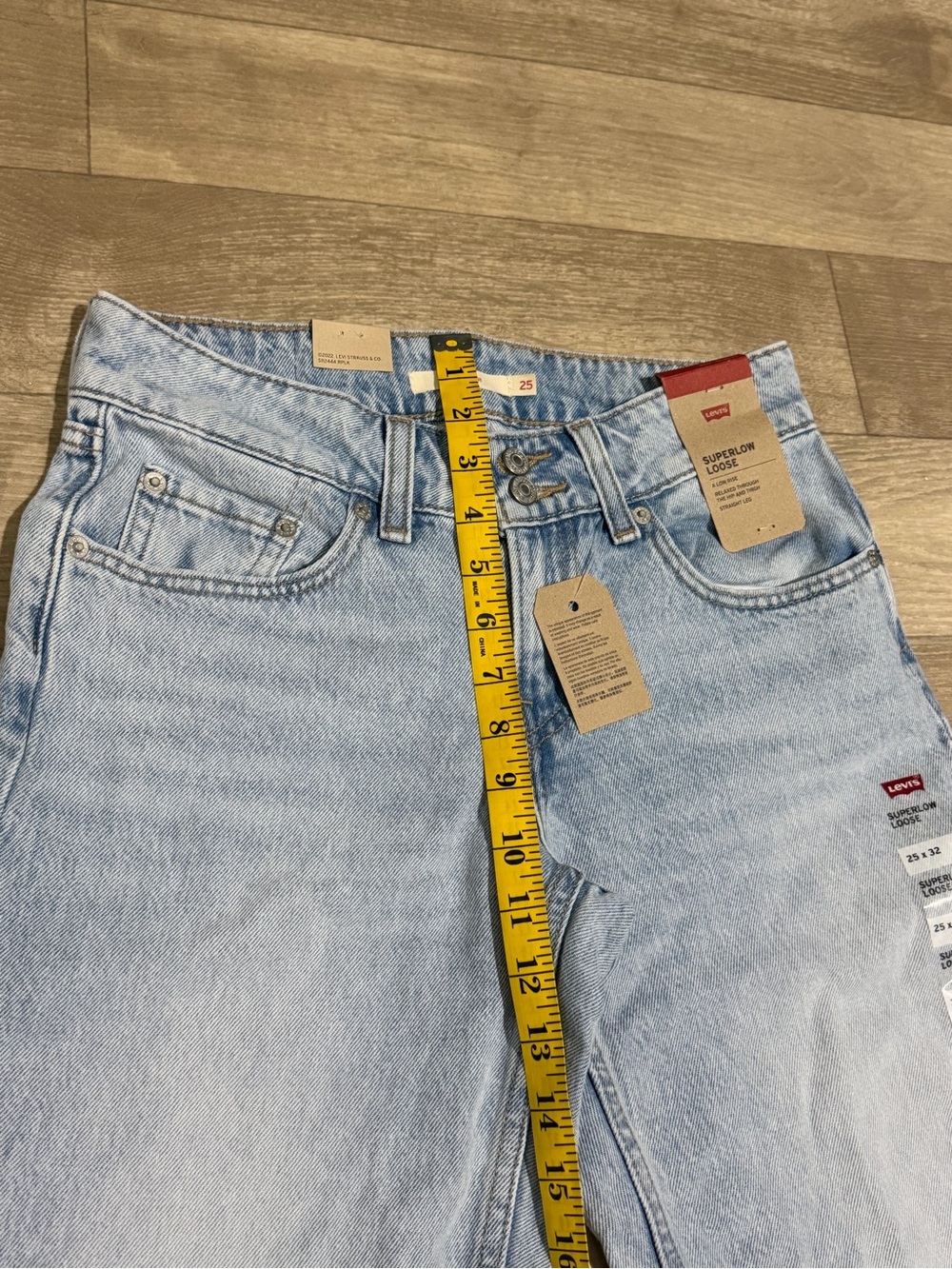 Levi's Women's Low-Rise Superlow Loose Jeans - Abraided Art 25x32 - Picture 9 of 16